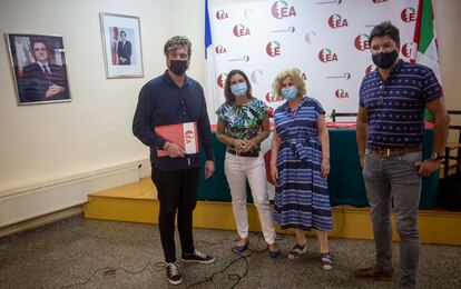 Desde la izquierda, Maiorga Ramírez, Irtxe López de Aberasturi, Miren Aranoa y Mikel Goenaga, cuatro de los cinco dirigentes de EA expulsados por la dirección del partido.