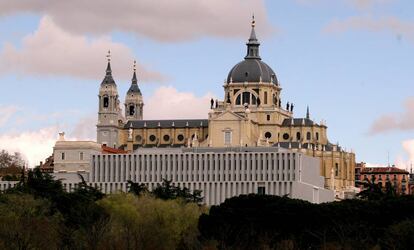 El Museo de las Colecciones Reales (en primer plano), con la catedral de la Almudena, al fondo.
