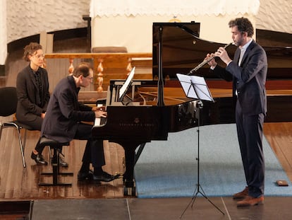 El pianista Dénes Várjon y el oboísta español Vicent Montalt interpretan las 'Romanzas op. 94' de Schumann en la iglesia de Svolvær el pasado viernes.