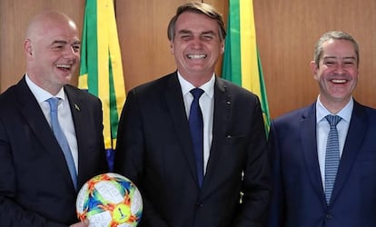 Bolsonaro recebe os presidentes da FIFA e da CBF no Palácio do Planalto.