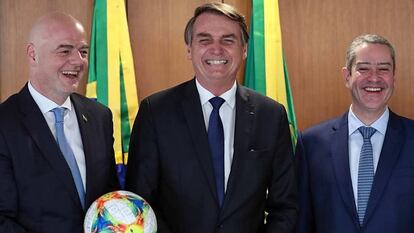 Bolsonaro recebe os presidentes da FIFA e da CBF no Palácio do Planalto.