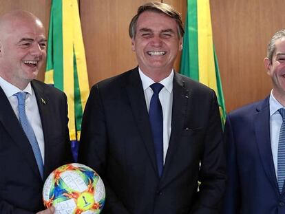 Bolsonaro recebe os presidentes da FIFA e da CBF no Palácio do Planalto.