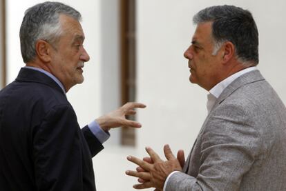 José Antonio Griñán y José Antonio Viera, en una sesión del Parlamento andaluz.