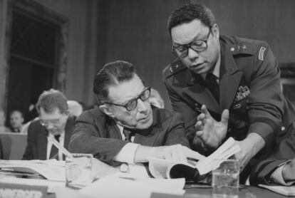 El secretario de Defensa de los Estados Unidos, Casper Weinberger (sentado), conversa con el entonces general de División del Ejército, Colin Powell, durante su testimonio ante el Comité de Presupuesto del Senado en el Capitolio, en Washington, el 8 de febrero de 1985.