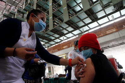 Un joven recibe la dosis de la vacuna en la Biblioteca Vasconcelos de Ciudad de México.