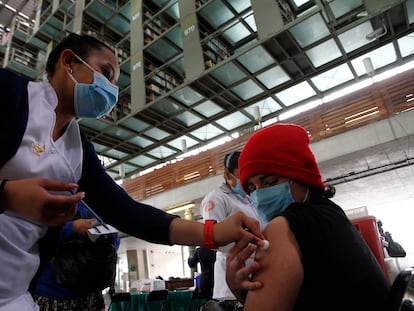 Un joven recibe la dosis de la vacuna en la Biblioteca Vasconcelos de Ciudad de México.