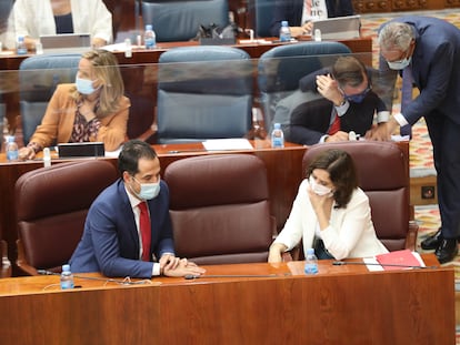 Isabel Díaz Ayuso e Ignacio Aguado, durante una sesión plenaria en la Asamblea de Madrid.