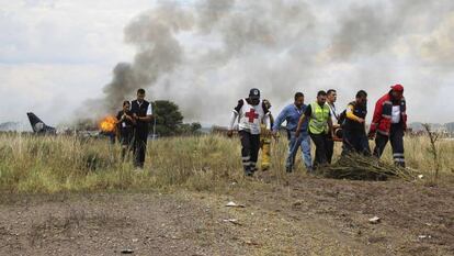 Vítimas são resgatadas após o acidente em Durango