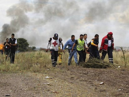 Vítimas são resgatadas após o acidente em Durango