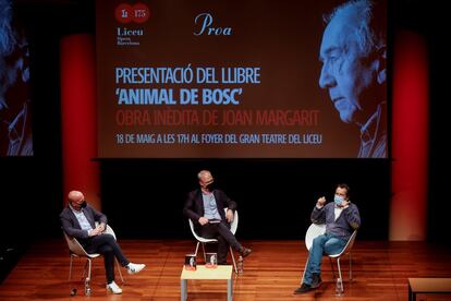El Gran Teatre del Liceu de Barcelona ha celebrado un acto en recuerdo del poeta Joan Margarit con música y poesía y en el que amigos del autor como Joan Manuel Serrat, Pere Rovira, Josep Cuní y Paco Ibáñez han recitado sus versos.