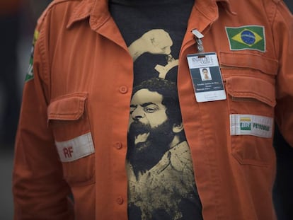 Un trabajador de Petrobras luce una camiseta con la imagen de Lula. 