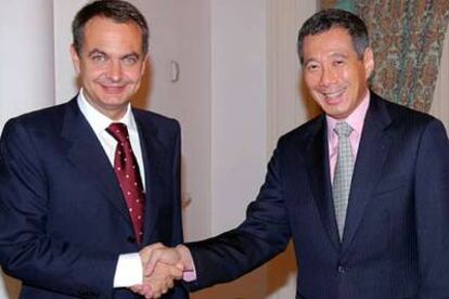 Zapatero y su homólogo de Singapur, Lee Hsien Loong, tras su llegada a Singapur.