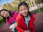 Elena, de 10 años, y Cristina, de ocho, son primas y llegaron a España en los años en los que se produjeron un mayor número de adopciones chinas. Ellas son el ejemplo de los miles de menores adoptados que llegarán a la adolescencia en los próximos años y que ahora ya saben cómo lo están viviendo sus predecesoras.