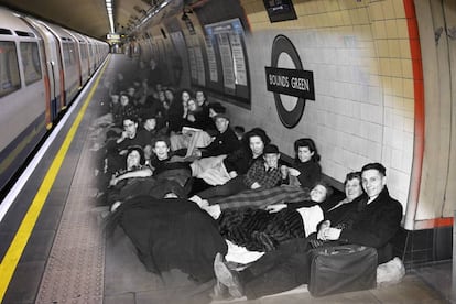 En la imagen en blanco y negro (del 16 de octubre de 1940), un grupo de londinenses se refugian en el interior de la estación de metro Bounds Green. La imagen a color muestra la misma estación el 1 de mayo de 2016.