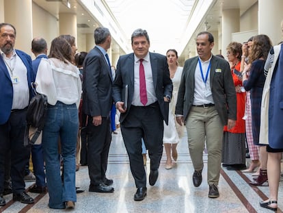 José Luis Escrivá (en el centro) llegaba el 25 de abril a una sesión plenaria en el Senado.
