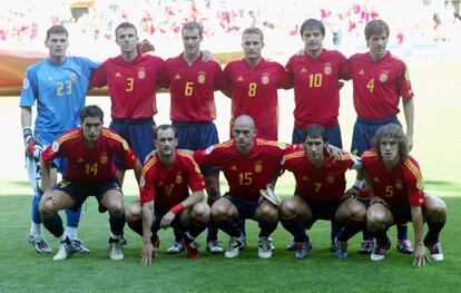 Los jugadores de la selección española posan antes del partido contra Grecia. De pie: Iker Casillas, Carlos Marchena, Iván Helguera, Rubén Baraja, Fernando Morientes y David Albelda. Delante: Vicente, Joseba Etxeberria, Raúl Bravo, Raúl y Carles Puyol.