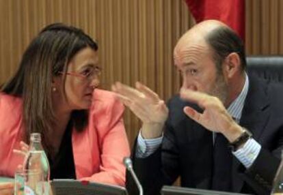 El secretario general del PSOE, Alfredo Prez Rubalcaba, conversa con la portavoz parlamentaria socialista, Soraya Rodrguez, momentos antes de presidir hoy la reunin del plenario del grupo socialista en la que expondr a los parlamentarios de su partido la nueva fase de oposicin que pretende encabezar tras dar por cerrada la etapa de intentar llegar a acuerdos con el Gobierno.