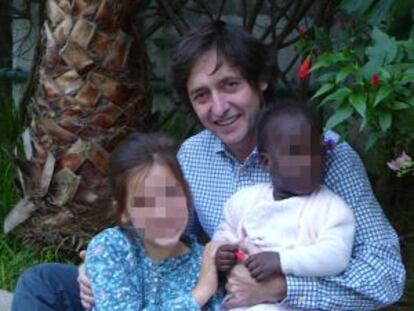 José María Castro, con su hija biológica y el niño que quiere adoptar.