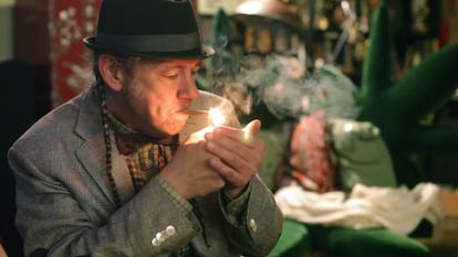 Steve DeAngelo enciende un porro en una escena de 'Diagnóstico marihuana'