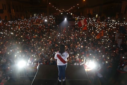 Keiko Fujimori durante una nueva manifestación de sus seguidores en Lima (Perú) el domingo 26 de junio, para denunciar, sin pruebas, que hubo "fraude" en las elecciones presidenciales.