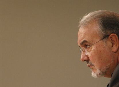 El vicepresidente y ministro de Economía, Pedro Solbes, ayer en La Moncloa tras el primer Consejo de Ministros de la legislatura.