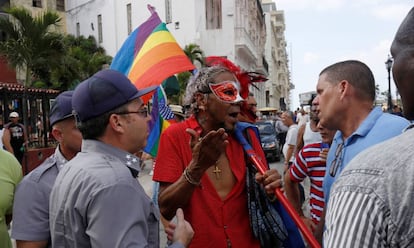 Una participante de la marcha discute con la policía cubana.