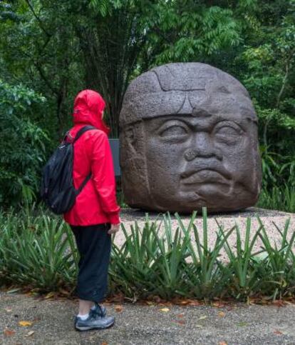 Una mujer observa una de las cabezas colosales en el Parque-Museo La Venta, en la localidad de Villahermosa.