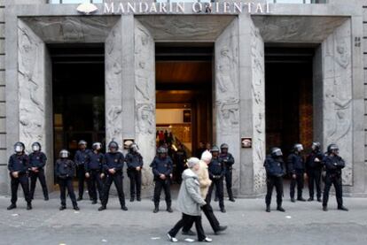 Agentes antidisturbios de los Mossos d'Esquadra protegen el lujoso hotel Mandarín de Barcelona frente a unos 400 jóvenes antisistema que se manifestaron en el paseo de Gràcia y cortaron el tráfico. Algunos pudieron acceder a las instalaciones, en las que permanecieron durante unos 10 minutos.