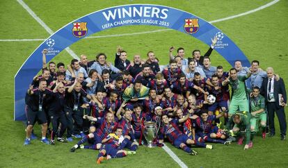 Los jugadores del Barça con la Copa de Campeones.