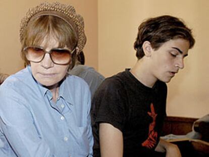 La madre de la actriz, Nadine Trintignant, y su hijo Roman.