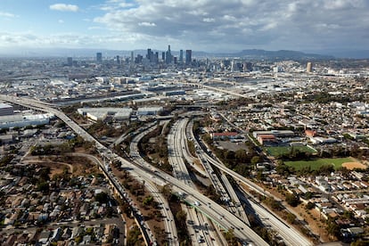 Trasladó una marca francesa a California

El diseñador trasladó su estudio a Los Ángeles tirando por la borda décadas de influencia francesa. Califormia fue también el enclave de su último desfile y la gran inspiración de sus colecciones.