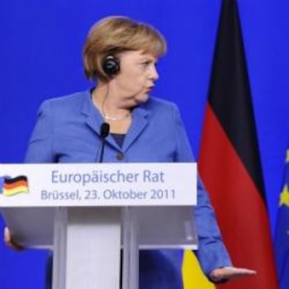 Angela Merkel y Nicolas Sarkozy, en la rueda de prensa celebrada.