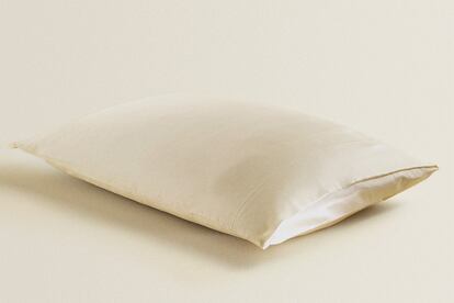 En Zara Home ofrecen una funda de almohada de seda morera.