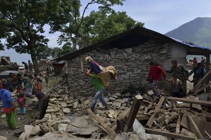 Una mujer de cincuenta y siete años es sacada por su hijo en una cesta de los restos de una casa que se derrumbó durante un reciente terremoto que sacudió Nepal y destruyó la mayoría de las casas en su pueblo en el noreste del país. La mujer herida vive ahora con su familia en una tienda de campaña. Dos fuertes terremotos han golpeado Nepal y han causado más de 8.000 personas y cientos de miles sin hogar en un plazo de tres semanas.