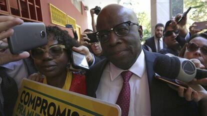 Joaquim Barbosa chega ao PSB e é abordado pela militante Valneide.