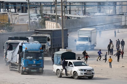 Camiones con ayuda humanitaria llegan a la localidad de Rafah, en el sur de Gaza, este miércoles. 