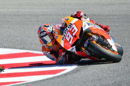 Márquez toma una curva en el circuito de Misano.