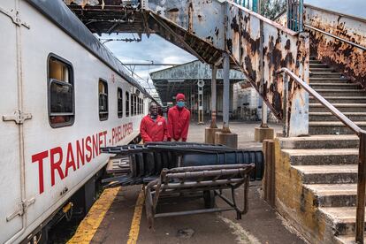 Personal del tren 'Phelophepa' empaca sus sillas mientras se preparan para partir de Kroonstad hacia Thaba Nchu.
