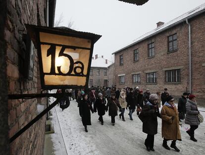 Sobrevivientes del Holocausto llegan al antiguo campo de concentración de Auschwitz para celebrar un acto homenaje por las víctimas. 