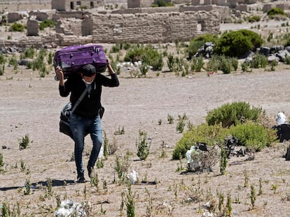 Un migrante venezolano que cruza ilegalmente de Bolivia a Chile en el paso fronterizo de Colchane, el 17 de febrero de 2021.