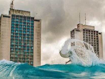 Las torres gemelas del Hotel Neptuno-Tritón, construidas en los años setenta al oeste de La Haban, dominan la costa.