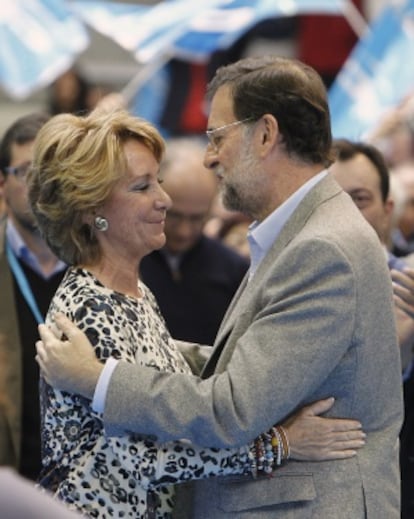 Esperanza Aguirre saluda a Mariano Rajoy.