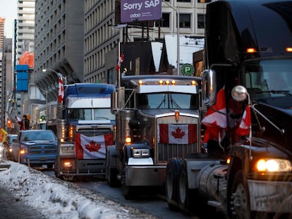 Una manifestación de camioneros bloque una calle de Toronto, este domingo.
