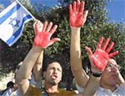 Estudiantes israelíes de extrema derecha se manifiestan en la Universidad de Mount Scopus, en Jerusalén.