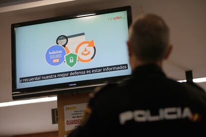 Un agente de la Policía Nacional, en noviembre, en la Jefatura Superior de Galicia (A Coruña).