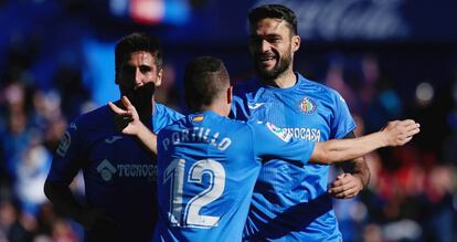 Portillo y Bergara felicitan a Molina tras su gol de penalti.