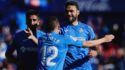 Portillo y Bergara felicitan a Molina tras su gol de penalti.