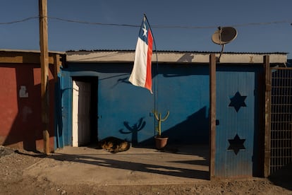 Una bandera chilena izada en una vivienda informal en Alto Hospicio, en la región de Tarapacá, Chile.