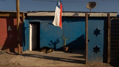 Una bandera chilena izada en una vivienda informal en Alto Hospicio, en la región de Tarapacá, Chile.