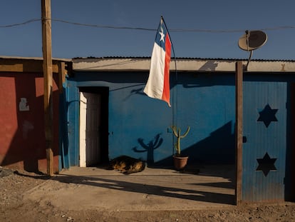 Una bandera chilena izada en una vivienda informal en Alto Hospicio, en la región de Tarapacá, Chile.